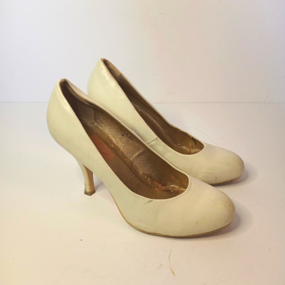 Women's vintage cream heel